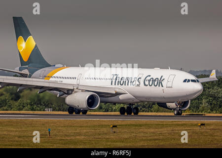 Un Thomas Cook airlines Airbus A330, immatriculé G-VYGM, prenant jusqu'à l'aérogare à l'aéroport de Manchester en Angleterre après l'atterrissage. Banque D'Images