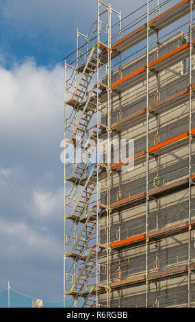 Les escaliers d'un échafaudage sur un chantier en Allemagne Banque D'Images