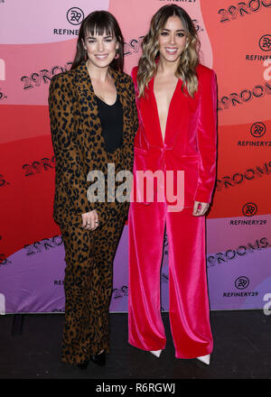 LOS ANGELES, CA, USA - Décembre 04 : Actrices Elizabeth Henstridge et Chloe Bennet arrive à la raffinerie29 29chambres Los Angeles 2018 : Développez votre Rea Banque D'Images
