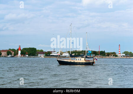 8 septembre 2018, la mer Baltique, Allemagne, région de Kaliningrad, Russie, location de yacht sur l'eau, grâce à des voiles Banque D'Images