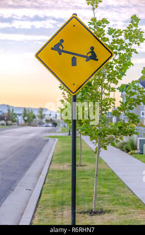 Aire de signer sur une rue ensoleillée dans l'aube, Utah Banque D'Images