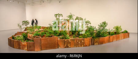 Huang Yong Ping, Abbottabad, 2013, dans le Hirshhorn Musée et Jardin de sculptures. La sculpture en terre cuite avec des plantes est un modèle de l'enceinte où Banque D'Images