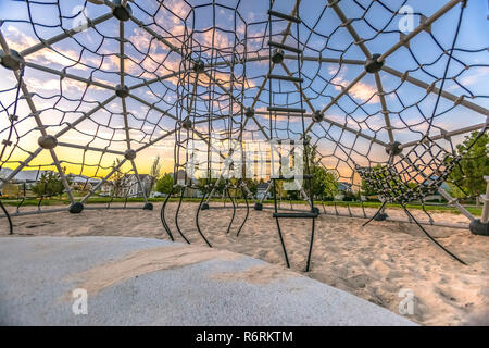 Paysage vu de l'intérieur d'un grimpeur dome Banque D'Images