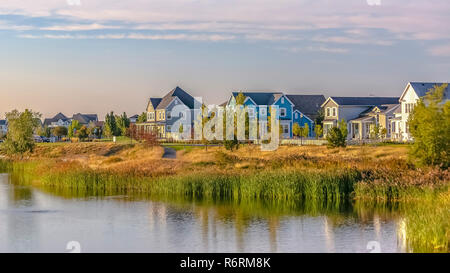 Vue panoramique du lac Oquirrh avec maisons en bord de mer Banque D'Images