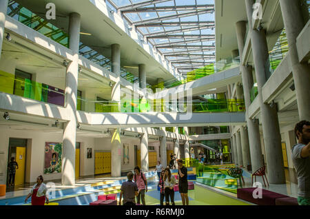 Dilijan,Arménie,Août 24,2018:Le hall-vestibule avec un lieu de repos et de différents événements, réunions au Collège International en Dilijan est illu Banque D'Images