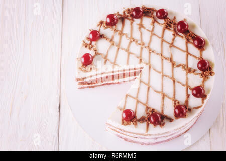 Mousse au chocolat avec des cerises décorées, Banque D'Images