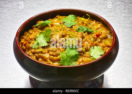 Moong Dal, soupe aux lentilles végétarienne indienne dans un bol en terre cuite. Banque D'Images