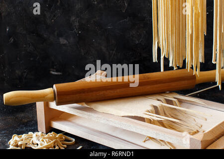 Décisions tagliolini Pasta alla Chitarra avec un outil Banque D'Images