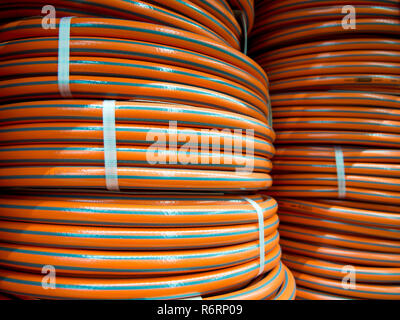 Tuyau en plastique pour l'arrosage mis en rouleaux Banque D'Images