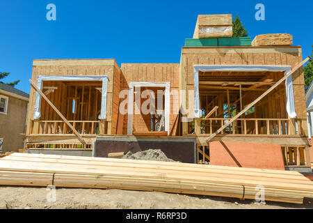 Nouvelle maison familiale en construction avec des piles de bois 2x4 sur le haut Banque D'Images