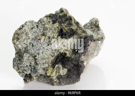 L'olivine est un silicate de fer, magnésium minéral de volcan Vésuve, isolé sur un fond blanc, Naples, Italie Banque D'Images