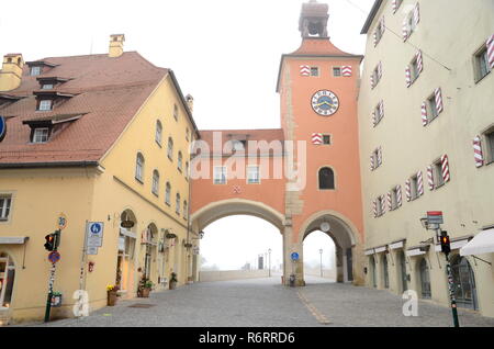 Entrée du pont de pierre à Regensburg, Allemagne avec ses bâtiments historiques Banque D'Images