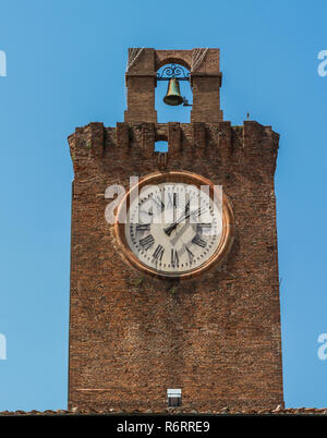 La tour de l'horloge est situé dans le centre de la ville de Cascina, la province de Pise, Toscane, Italie Banque D'Images