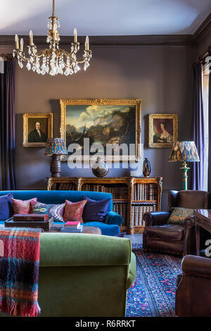 Lustre en verre et de fauteuils en cuir dans la bibliothèque du 18e siècle hôtel particulier Goodnestone Banque D'Images