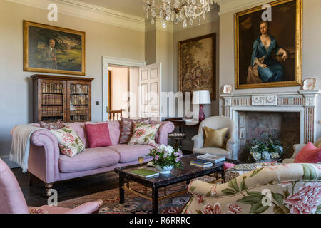 18e siècle Goodnestone estate Portrait de Fanny Fowler au-dessus de cheminée dans salon avec canapé rose dans hôtel particulier du 18ème siècle Goodnestone Banque D'Images