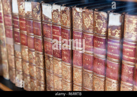 Exemplaires relié en cuir de bon sens et sensibilité par Jane Austen dans Goodnestone Park Mansion Banque D'Images