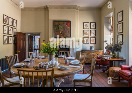 18e siècle en bois immobilier Goodnestone table de petit-déjeuner et pans de botanc arwork dans hôtel particulier du 18ème siècle à Goodnestone Park Banque D'Images