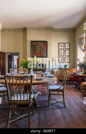 18e siècle en bois immobilier Goodnestone table de petit-déjeuner et pans de botanc arwork dans hôtel particulier du 18ème siècle à Goodnestone Park Banque D'Images