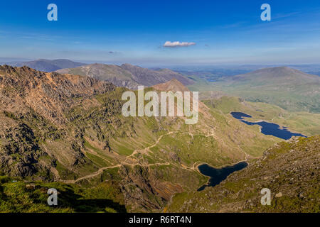 Vue depuis le haut de Snowdon au Pays de Galles. Crêtes de Crib Goch et lit-bébé Y Ddysgl vers la gauche, et suivre la piste Pyg mineurs, et Glaslyn et Llyn Llydaw. Banque D'Images