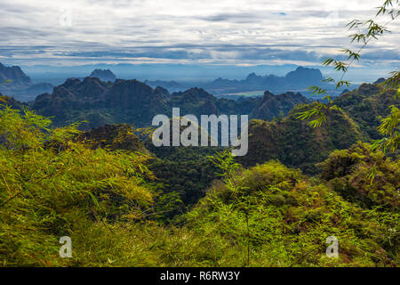 Vue depuis le mont Zwegabin, Hpa-An, Myanmar Banque D'Images