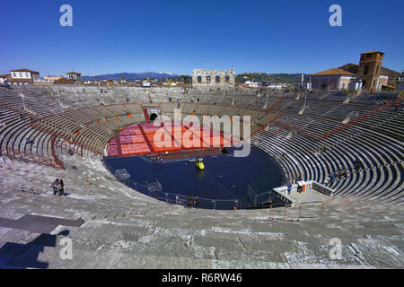 L'Arena di Verona, Arena di Verona, est un amphithéâtre romain situé sur la Piazza Bra, la plus grande place de Vérone, dans le nord de l'Italie Banque D'Images