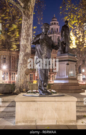 La statue de bronze de Nelson Mandela vu à la place du Parlement à Londres, ancien président de l'Afrique du Sud, une volonté politique et militant anti-apartheid. La statue a été dévoilée par le Premier ministre britannique Gordon Brown le 29 août 2007. Banque D'Images