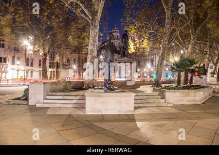 La statue de bronze de Nelson Mandela vu à la place du Parlement à Londres, ancien président de l'Afrique du Sud, une volonté politique et militant anti-apartheid. La statue a été dévoilée par le Premier ministre britannique Gordon Brown le 29 août 2007. Banque D'Images