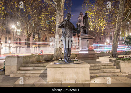 La statue de bronze de Nelson Mandela vu à la place du Parlement à Londres, ancien président de l'Afrique du Sud, une volonté politique et militant anti-apartheid. La statue a été dévoilée par le Premier ministre britannique Gordon Brown le 29 août 2007. Banque D'Images