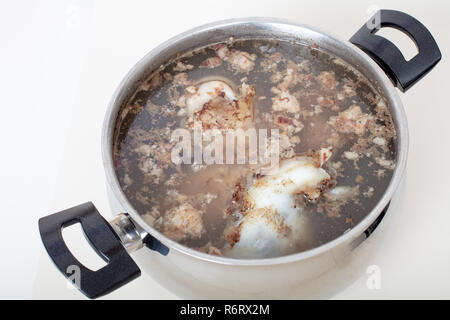 Os Boilled de bouillon Bouillon en metal pan isolated on white Banque D'Images