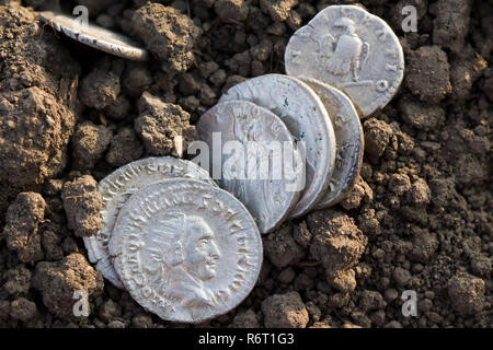 Les pièces d'argent romain couvert de saleté Banque D'Images