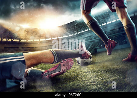 Les joueurs de football de football au stade en mouvement Banque D'Images