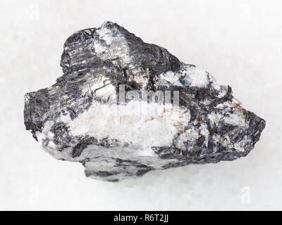 Dans la veine de quartz brut Bismuthinite stone on white Banque D'Images