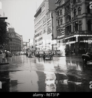 Années 1960, historiques, et un eveningtime Leicester Square, au centre de Londres et de la circulation automobile, le cinéma Empire sur le côté nord de la place. L'Empire a été l'un des quartiers les plus anciens cinémas, qui a commencé en 1884 comme un théâtre. Banque D'Images