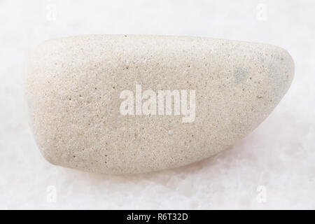 Tumbled stone de calcaire blanc sur blanc Banque D'Images