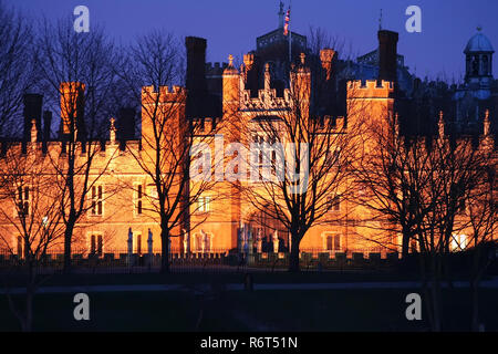 Le Palais de Hampton Court, la nuit, l'hiver Banque D'Images