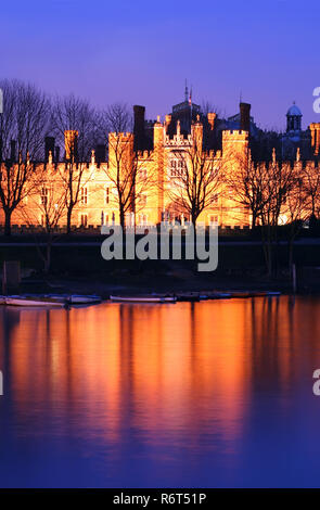 Le Palais de Hampton Court, la nuit, l'hiver Banque D'Images