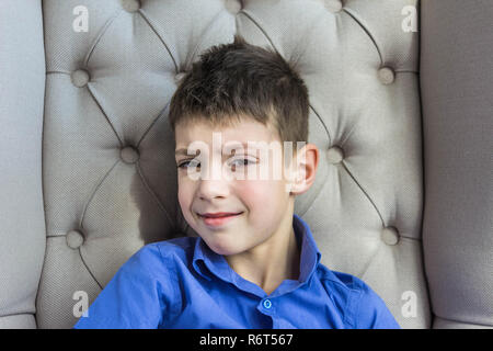 Le garçon assis à la maison de l'adolescence Banque D'Images