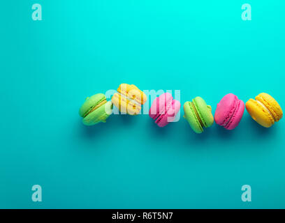 Gâteau de farine d'amande multicolores avec de la crème Banque D'Images