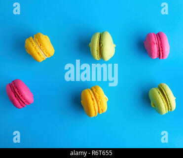 La farine d'amande gâteau multicolore de macarons à la crème Banque D'Images