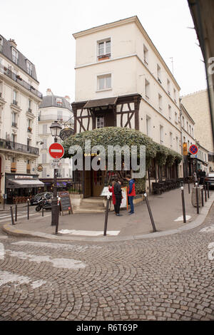 Cafe dans les rues du 18ème arrondissement de Paris, France Banque D'Images