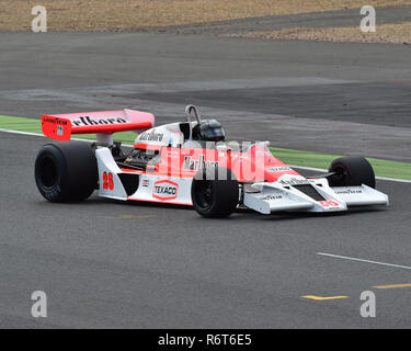 Frank Lyons, McLaren M26, Silverstone Classic en 2014, en 2014, les voitures de course classique, F1, FIA, Ford, Formule 1, Grand Prix automobile, Formule 1 historiques, Histor Banque D'Images