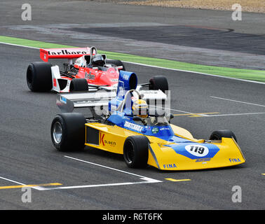 Mawdsley, John Surtees TS16, Frank Lyons, McLaren M26, Silverstone Classic en 2014, en 2014, les voitures de course classique, F1, FIA, Ford, Formule 1, Grand Prix automobile, Banque D'Images