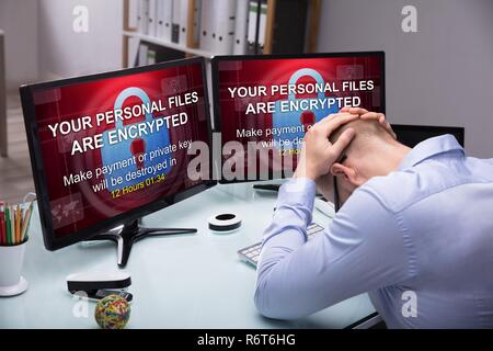 Souligné Businessman Sitting in Office Banque D'Images