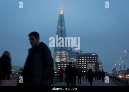 Les navetteurs à pied vers le sud sur le Shard London Bridge vers un gratte-ciel sur l'après-midi d'hiver, le 23 novembre 2018, à Londres, en Angleterre. Banque D'Images