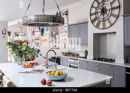 Downton chandelier reconfiguré avec cuisine équipé gris unités dans la maison familiale près de Barnes Banque D'Images