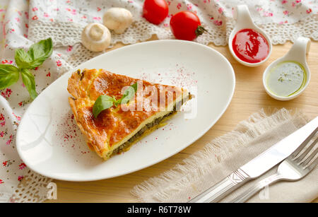 La quiche est un savoureux, open-face avec une croûte de pâte de remplissage salé avec du fromage à la crème, épinards et champignons. Banque D'Images
