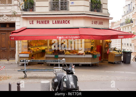 Cafe dans les rues du 18ème arrondissement de Paris, France Banque D'Images