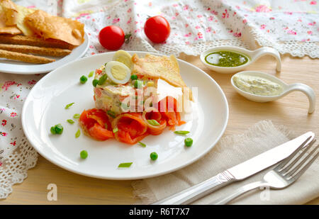 Avec une salade de saumon et oeuf de caille Banque D'Images