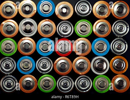 Close up fond de diverses batteries alcalines Banque D'Images