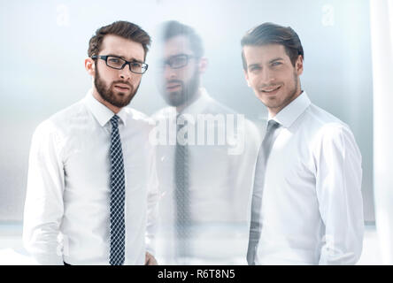 Deux personnes debout dans le bureau Banque D'Images